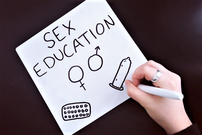 Valokuva, jossa paperilla teksti Sex Education .