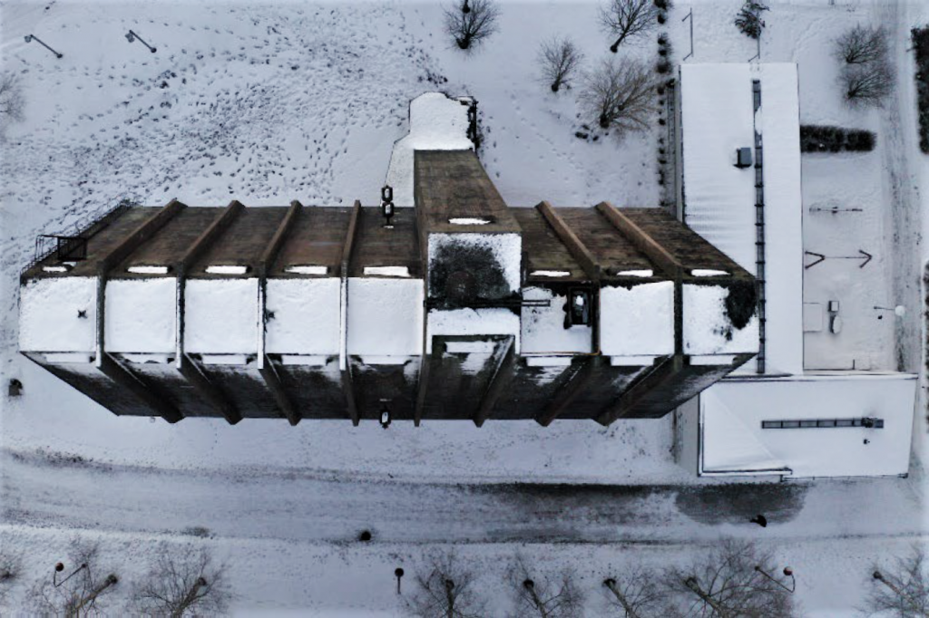 Talvinen valokuva Meri-Toppilan siilorakennuksesta ylhäältäpäin.