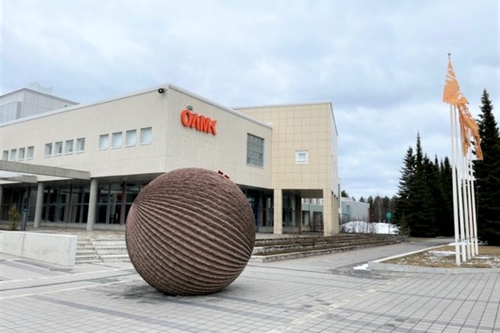 Valokuvassa rakennus, jossa Oamkin logo sekä graniitista tehty pallo.