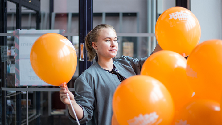 Medianomiksi Oulun ammattikorkeakoulussa opiskeleva Salla Simonaho nauttii kulttuurintäyteisestä harjoittelujaksosta.