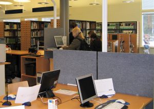 Valokuvassa kirjaston lukutila.