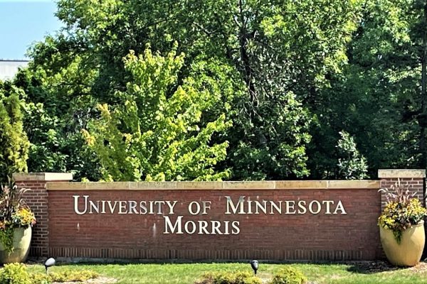 Valokuvassa Minnesota yliopisto Morrisin pääportti.