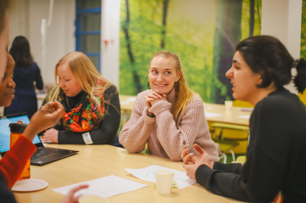 Opiskelijoita Business Cornerissa tekemässä ryhmätyötä