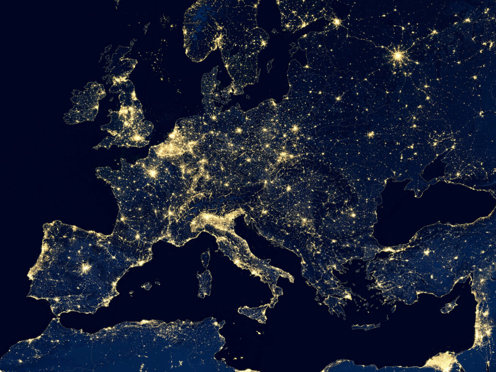 Kuva Euroopan kartasta pimeään aikaan valojen loistaessa